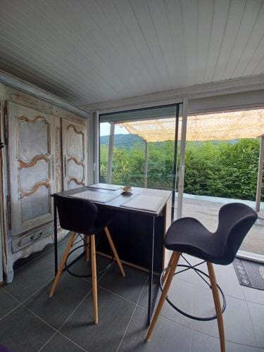 T1 Cosy "Clairefont" Terrasse privee vue Loire dans Maison Hotel in Auvergne-Rhône-Alpes
