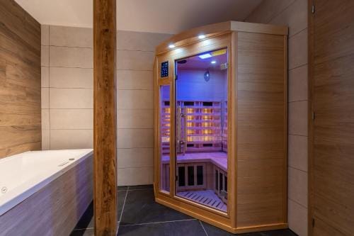 Geraniums Et Neige Fraiche, Maison d'Hotes avec balneo massante et sauna privatifs dans certaines su Hotel in Métabief