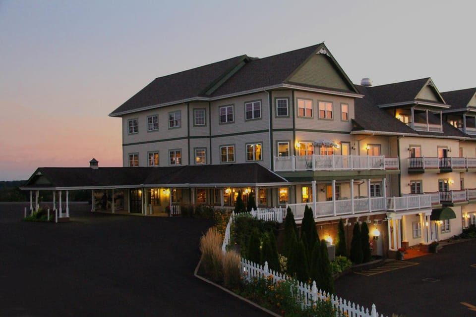 Carlisle Inn Walnut Creek Hotel in Ohio