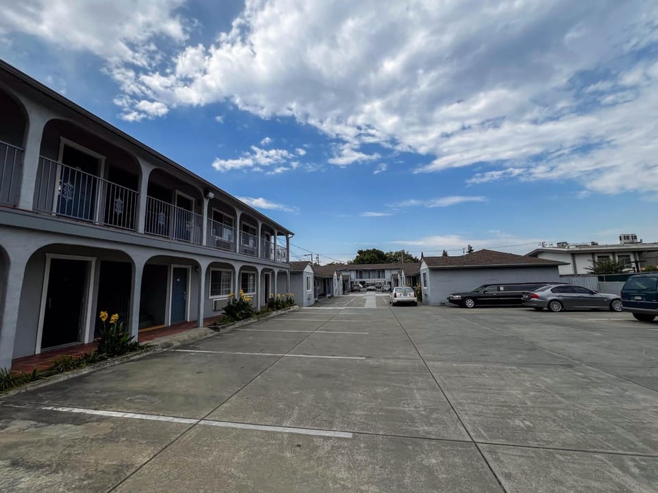 Deluxe Inn Motel in Castro Valley