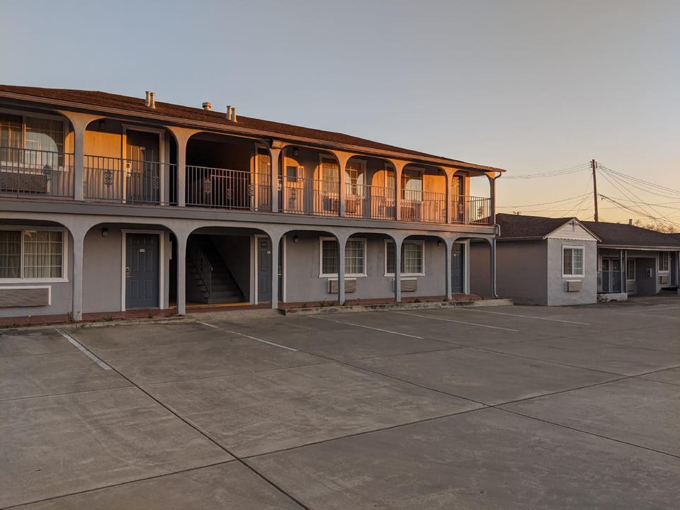 Deluxe Inn Motel in Castro Valley