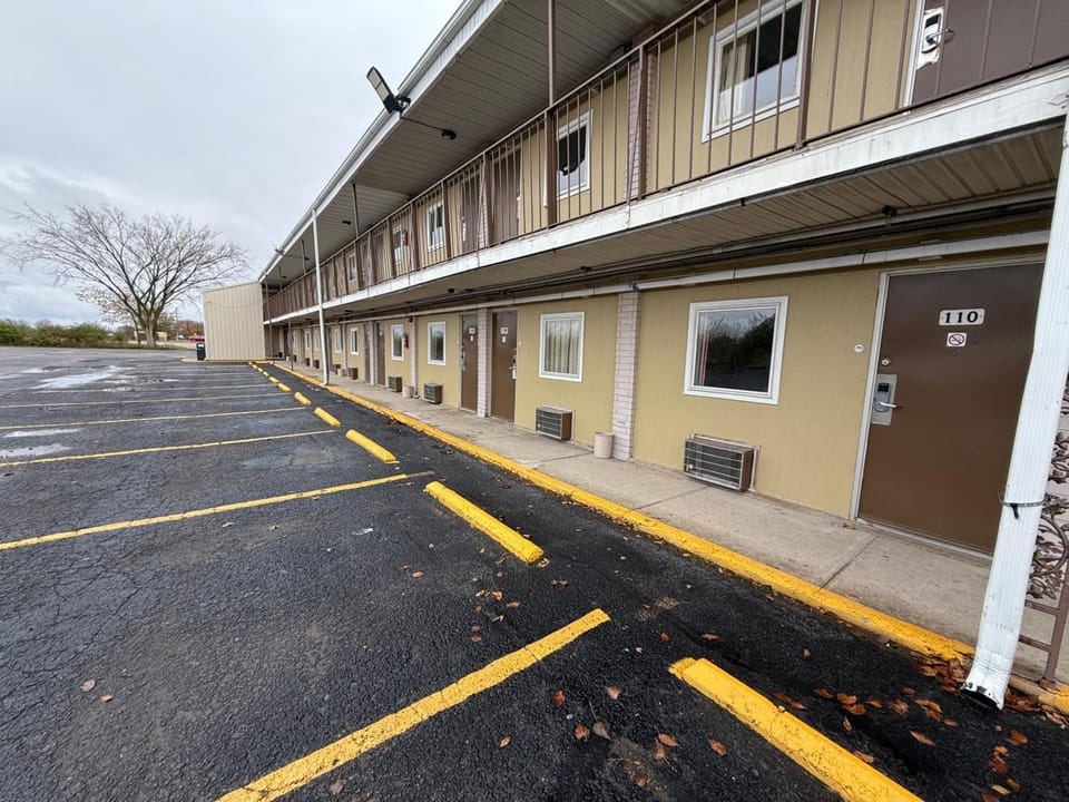 Relax Inn & Suites Motel in Illinois