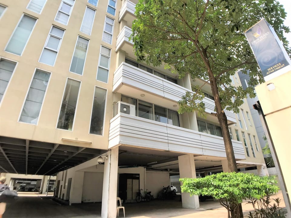 Twin Peaks Sukhumvit Suites Apartment hotel in Bangkok