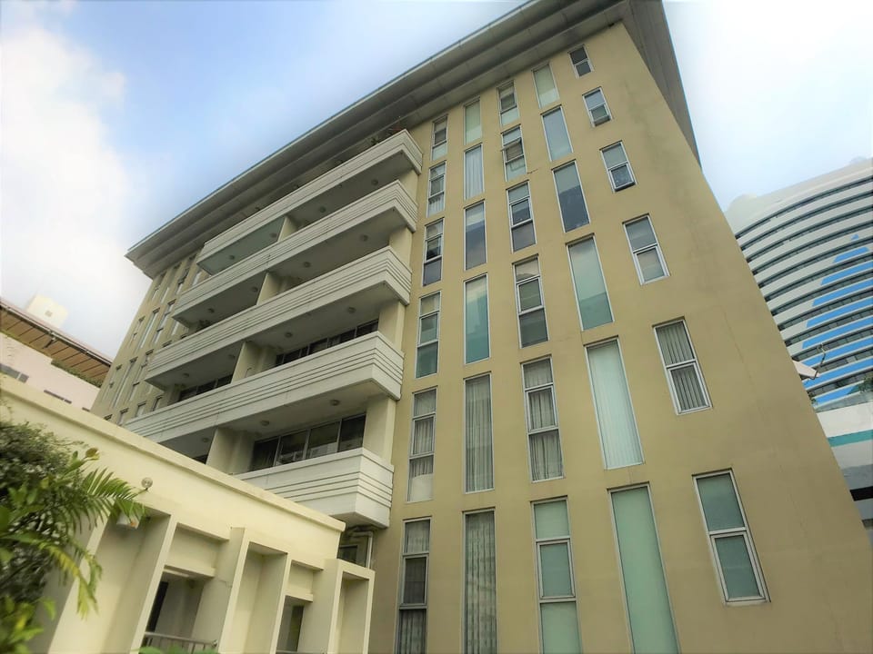 Twin Peaks Sukhumvit Suites Apartment hotel in Bangkok