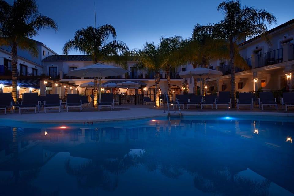 Swimming pool [outdoor]
