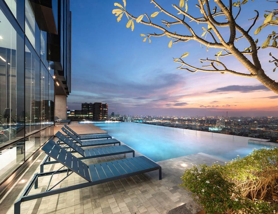Swimming pool [outdoor]
