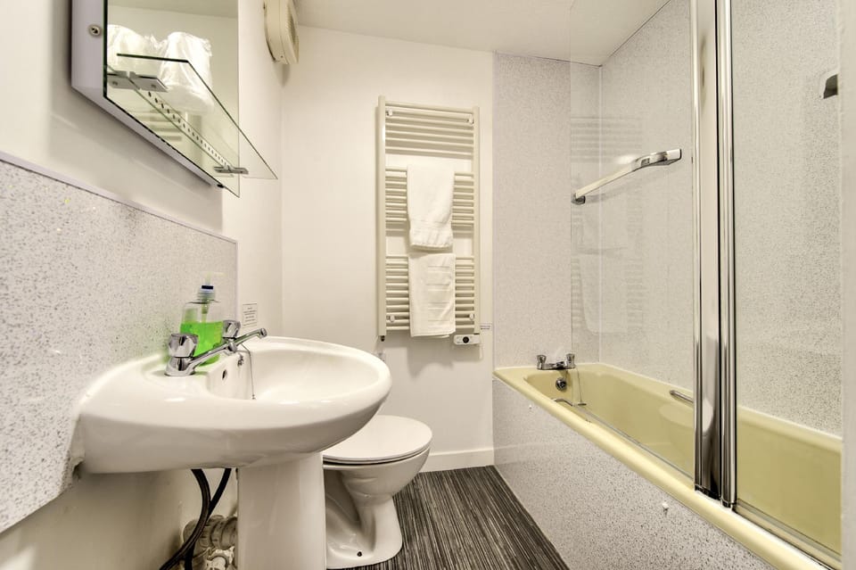 Charming Grassmarket Apartment with Castle View Hotel in Edinburgh