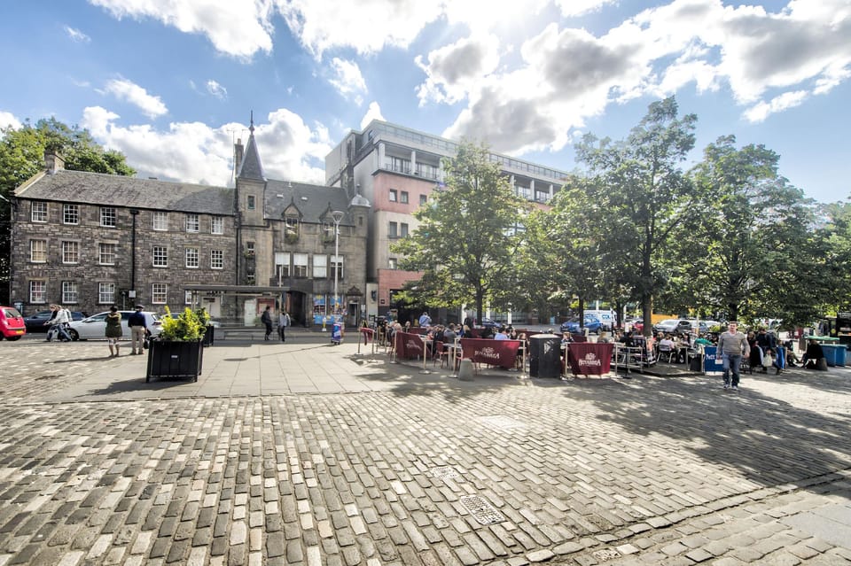 Charming Grassmarket Apartment with Castle View Hotel in Edinburgh