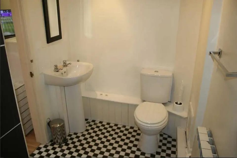 The Nook - Farm Park Stay with Hot Tub, BBQ & Fire Pit Hotel in Wales