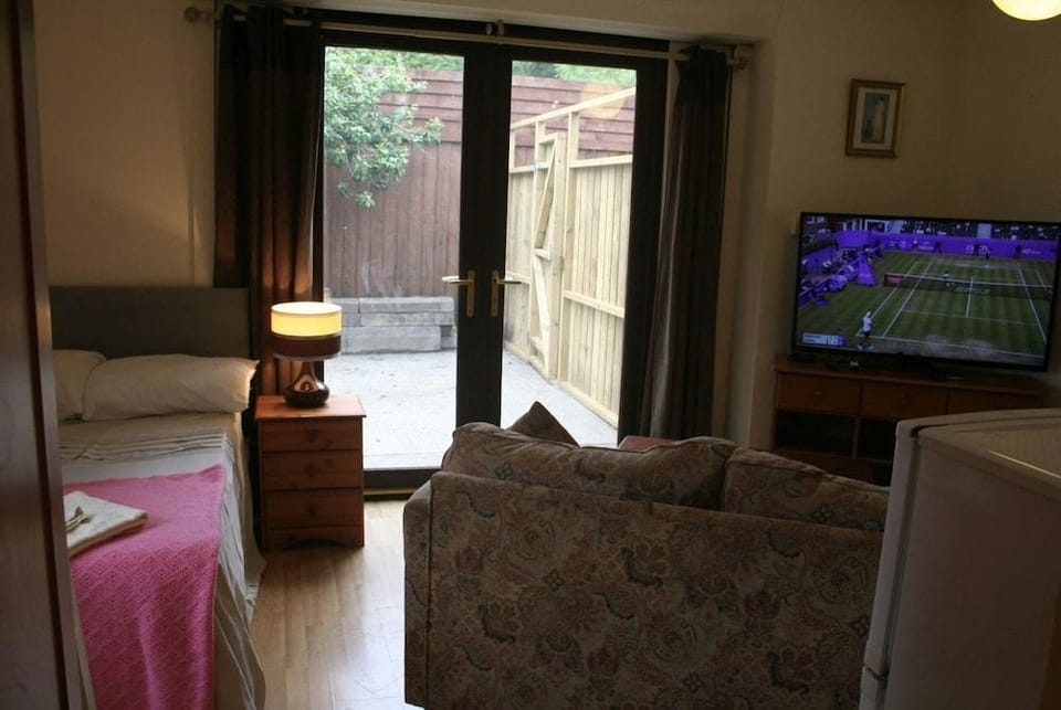 The Nook - Farm Park Stay with Hot Tub, BBQ & Fire Pit Hotel in Wales