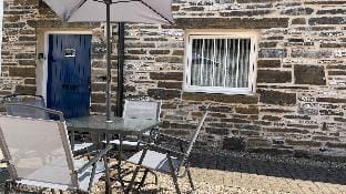 Elegant Luxury Apartment with Bike Store -Sleeps 4 Hotel in Wick