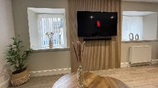 Elegant Luxury Apartment with Bike Store -Sleeps 4 Hotel in Wick
