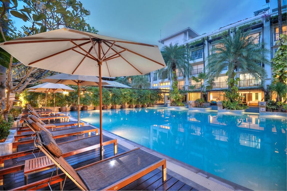 Swimming pool [outdoor]