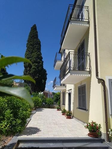 Villa Essenza - Rooms and Breakfast Hotel in Albenga