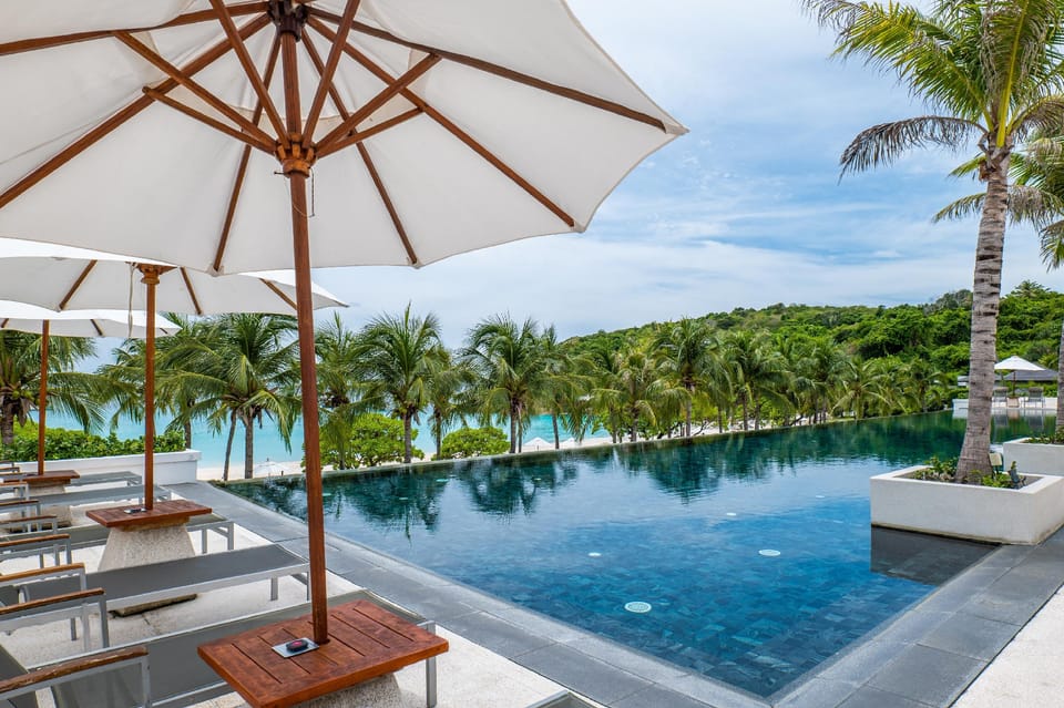 Swimming pool [outdoor]