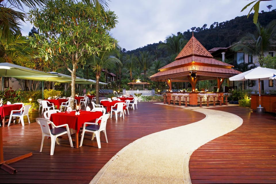 Khaolak Bay Front Hotel Hotel in Khuekkhak