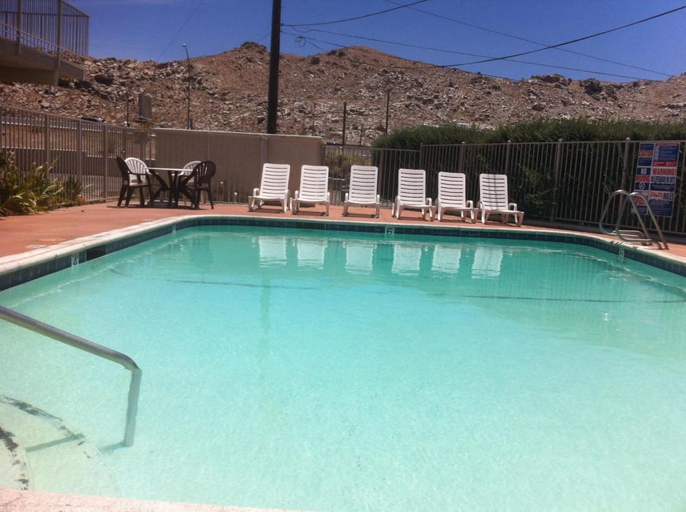 Hilltop Inn & Suites Hotel in Victorville