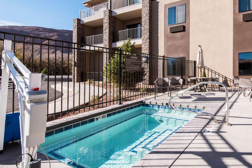 Swimming pool [outdoor]