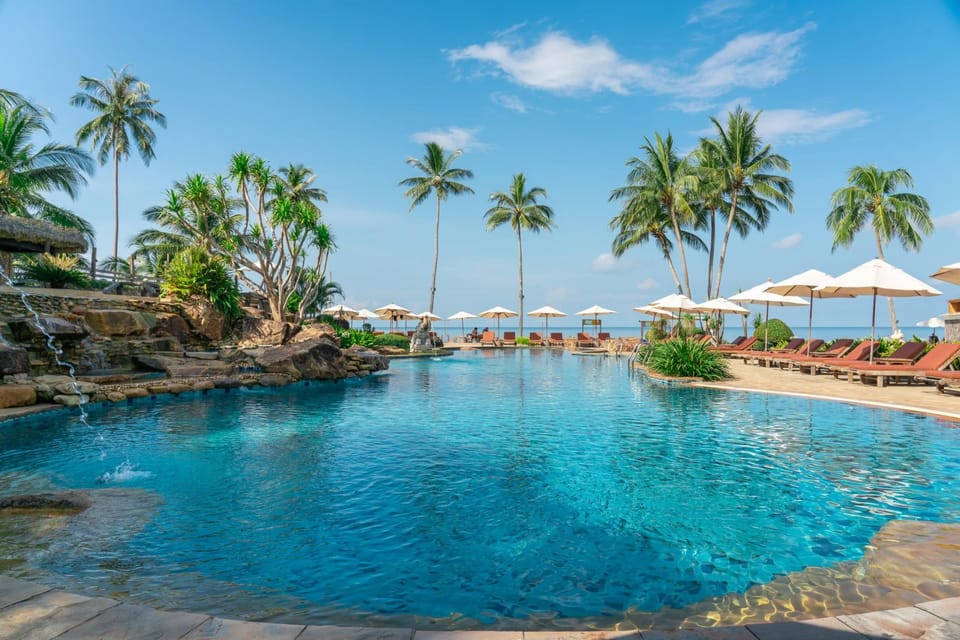 Swimming pool [outdoor]