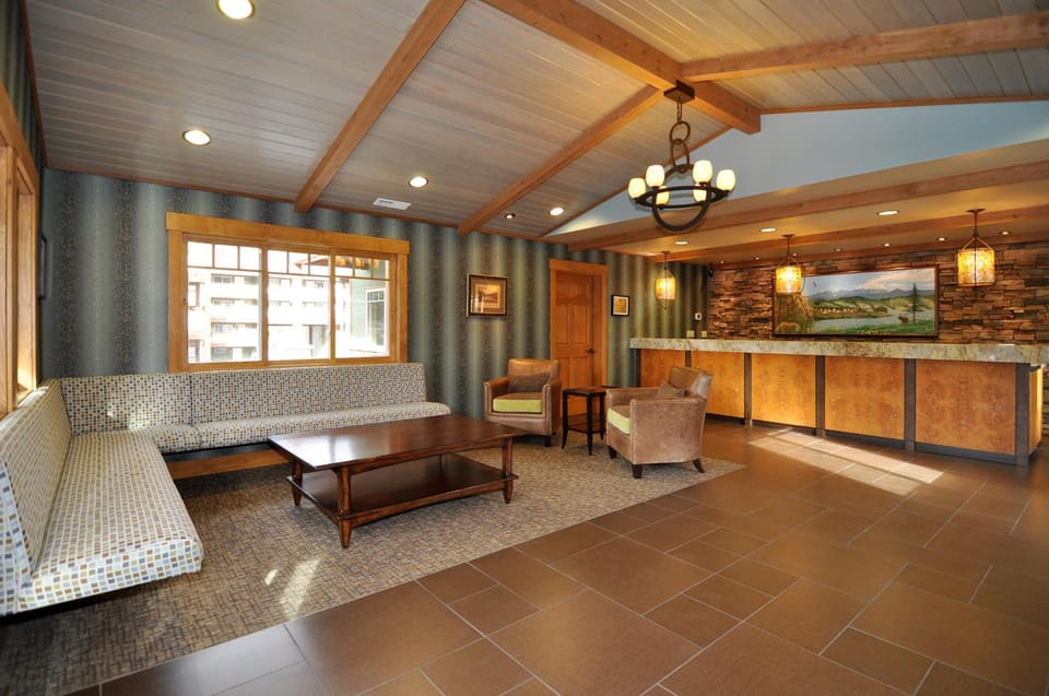 Lakeside Lodge and Suites Lodge in Chelan (In Town)