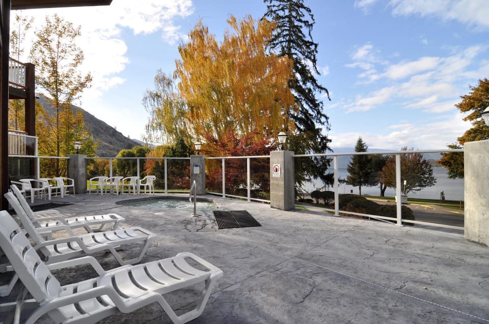 Lakeside Lodge and Suites Lodge in Chelan (In Town)