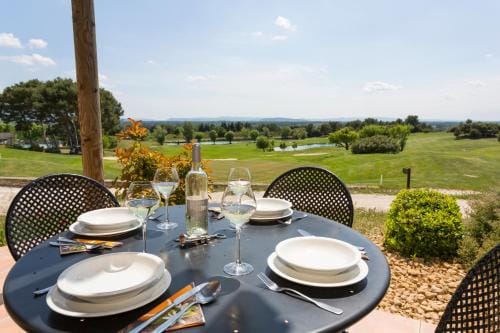 Madame Vacances Domaine du Provence Country Club Service Premium Hotel in L'Isle-sur-la-Sorgue