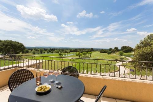 Madame Vacances Domaine du Provence Country Club Service Premium Hotel in L'Isle-sur-la-Sorgue