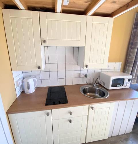 Blair Tiny House with Private Hot Tub - Fife - Loch Leven - Lomond Hills Lodge in Scotland
