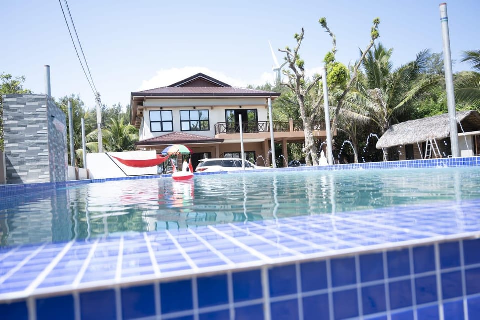 Swimming pool [outdoor]