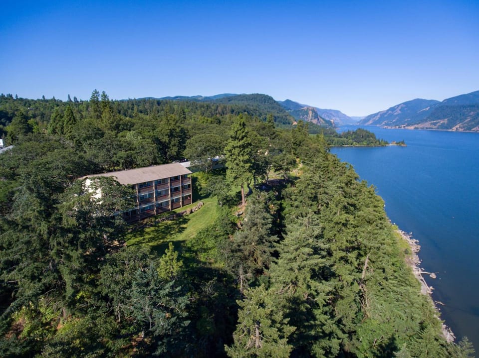 Westcliff Lodge Hotel in Hood River