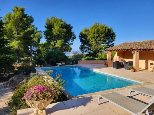 Chambre privee, piscine, pool house, cuisine d'ete Hotel in La Ciotat