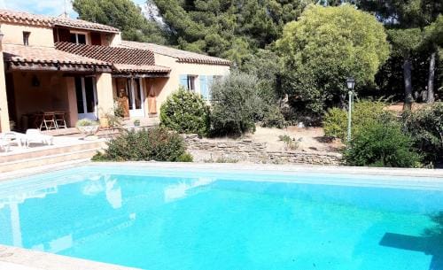 Chambre privee, piscine, pool house, cuisine d'ete Hotel in La Ciotat