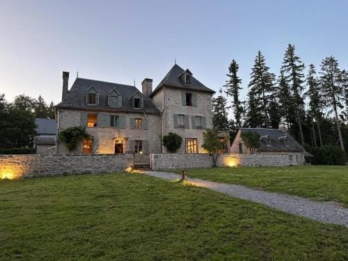 Le Chateau de Saint-Angel, Le Manoir du Rigouneix, 5 minutes A89, nature, calme, sauna Hotel in Auvergne-Rhône-Alpes