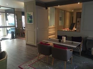 Hôtel le Dauphin Hotel in Puteaux