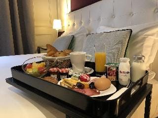 Hôtel le Dauphin Hotel in Puteaux
