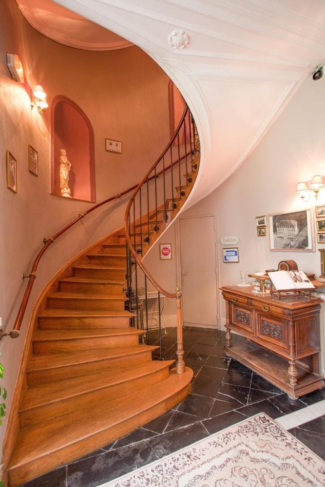 Château de Moulin le Comte Hotel in Hauts-de-France