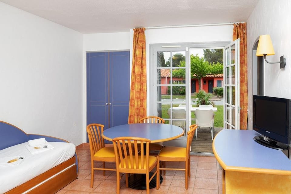 SOWELL RÉSIDENCES Les Chênes Verts Hotel in Saint-Raphael