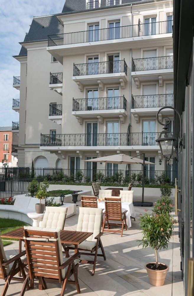 Villa Médicis Puteaux Hotel in Puteaux