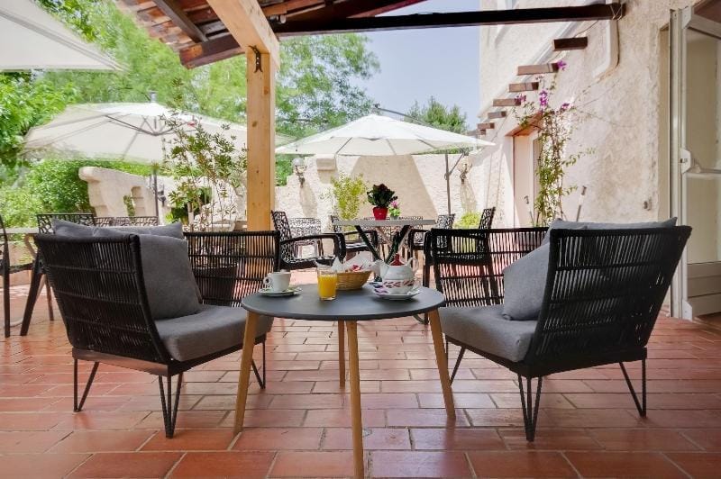 Contact Hôtel Le Provence Hotel in Gémenos