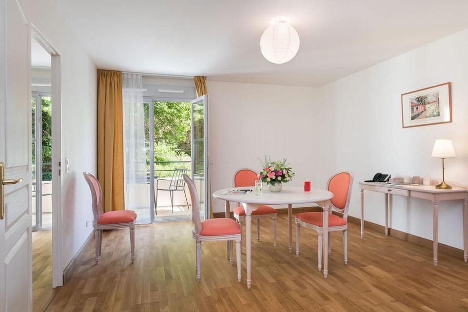Home Médicis Les Petites Roches Hotel in Dijon