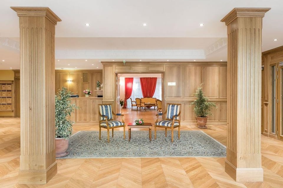 Home Médicis Les Petites Roches Hotel in Dijon