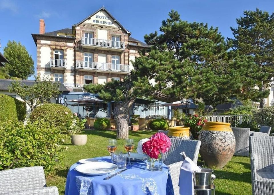 Hotel Restaurant Le Bellevue Hotel in Normandy