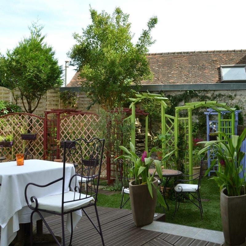 Châteaux Demeures Hôtels     Le Cheval Noir Hotel in Île-de-France