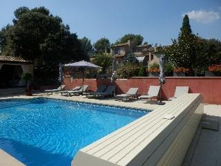 Mas Les Vieux Chenes Hotel in Lambesc
