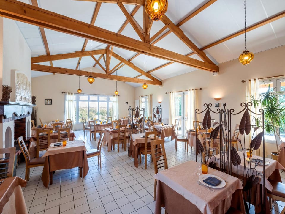 Hotel Les Trois Marchands Hotel in Bressuire