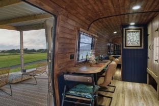 American Airstream - Blossom Farm - Tiers Cross Hotel in Wales