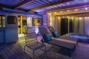 American Airstream - Blossom Farm - Tiers Cross Hotel in Wales