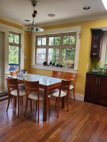 Elegant, Sunny Modern Home with Skylights - Kitsilano, Vancouver Hotel in Vancouver