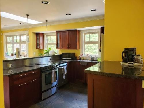 Elegant, Sunny Modern Home with Skylights - Kitsilano, Vancouver Hotel in Vancouver