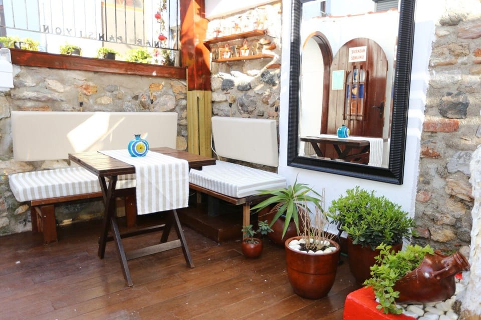 Nar Pansiyon Cafe Hotel in İzmir Province